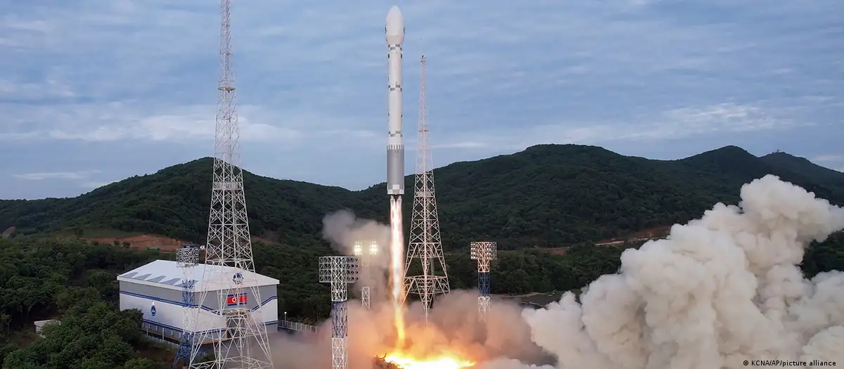 El régimen de Corea del Norte publicó imágenes de lo que dice ser un lanzamiento del cohete Chollima-1 de nuevo desarrollo que transporta el satélite Malligyong-1 en la base de lanzamiento de satélites de Sohae. Foto: DW. Archivo.