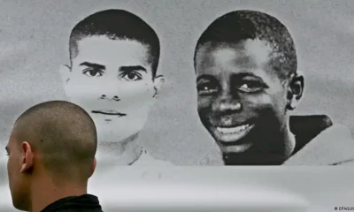 Retratos de Zyed Benna y Bouna Traoré, fallecidos en Clichy-sur-Bois, cerca de París. Foto: DW.