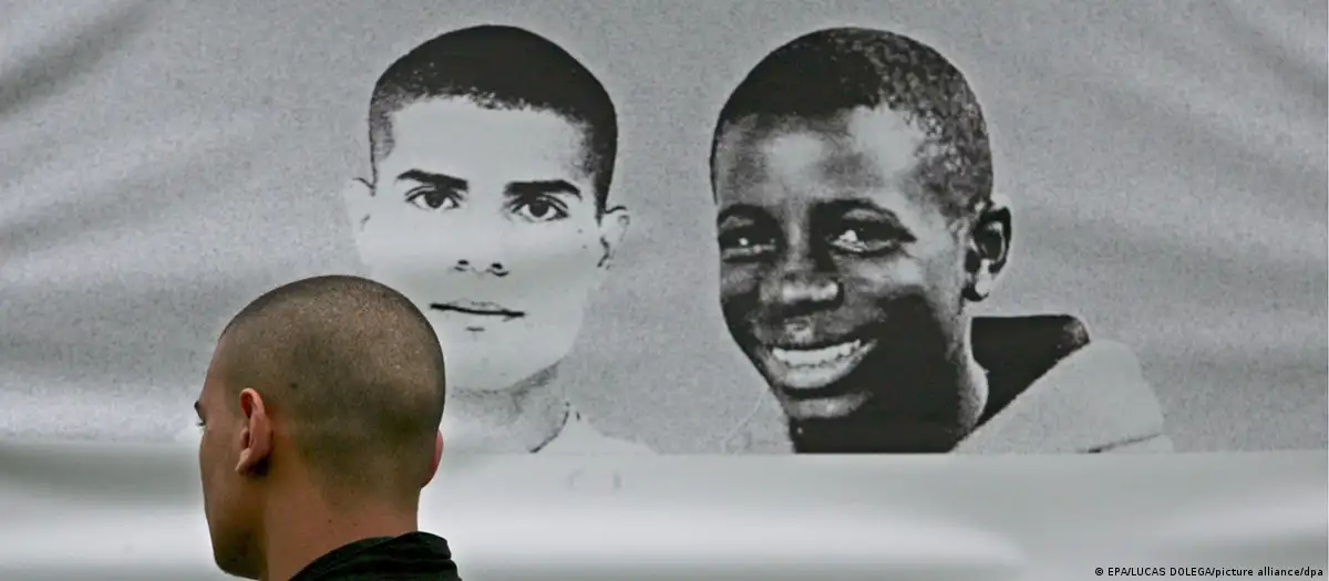 Retratos de Zyed Benna y Bouna Traoré, fallecidos en Clichy-sur-Bois, cerca de París. Foto: DW.