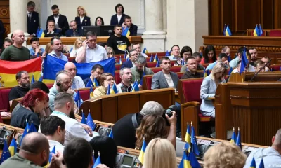 El jefe del Gobierno de España, Pedro Sánchez, se dirige ante el Parlamento de Ucrania en Kiev. Foto: DW.