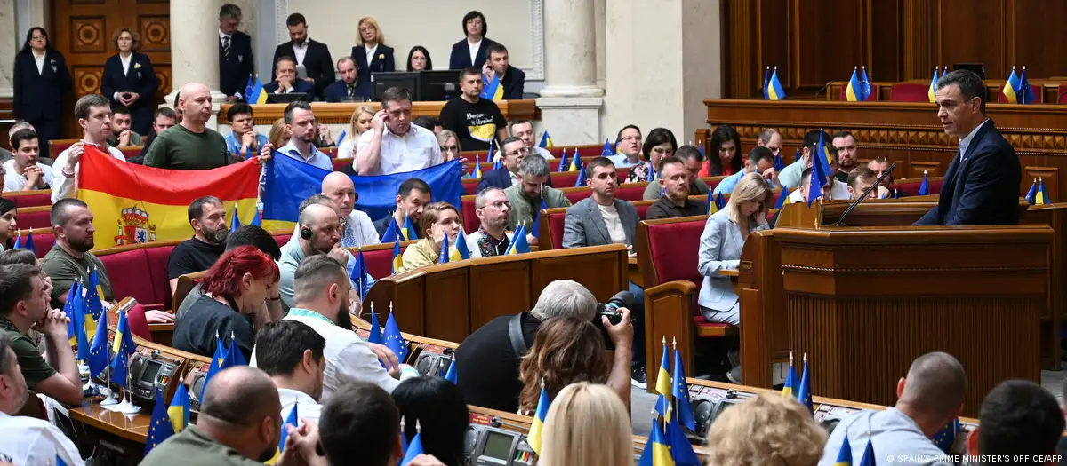 El jefe del Gobierno de España, Pedro Sánchez, se dirige ante el Parlamento de Ucrania en Kiev. Foto: DW.