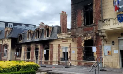 El Ayuntamiento de Perpignan, a unos 40 km al norte de París, dañado por incendios en protestas. Foto:DW.