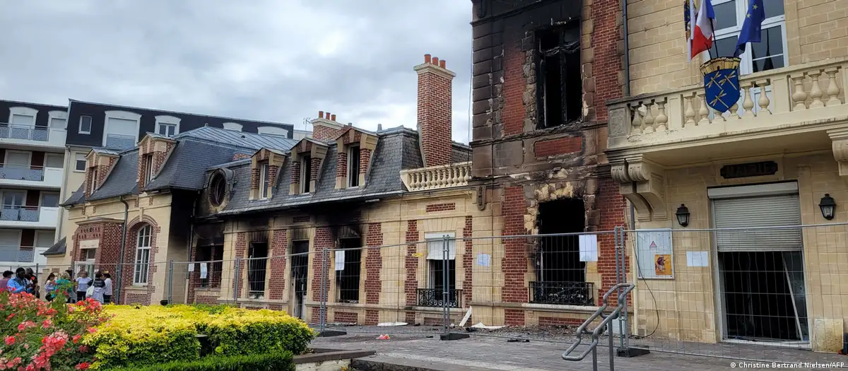 El Ayuntamiento de Perpignan, a unos 40 km al norte de París, dañado por incendios en protestas. Foto:DW.