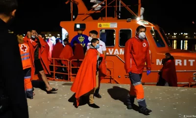 Migrantes rescatados arribando a Málaga, España, a través de las Islas Canarias. Foto: DW.