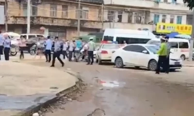 Un hombre con un cuchillo dejó al menos seis muertos y un herido tras atacar en un jardín infantil en la localidad china de Lianjiang, en la provincia de Cantón, según la prensa local. https://p.dw.com/p/4TeJD Policía a las afueras de una guardería Lianjiang, tras el ataque de un hombre que portaba un cuchillo, con el que atacó a varios menores y adultos. Un hombre llegó a una guardería Lianjiang portando un cuchillo, con el que atacó a varios menores y adultos.Imagen: Video obtained via REUTERS PUBLICIDAD Según el diario The Paper, que cita testimonios de residentes locales, un hombre llegó a una guardería portando un cuchillo, con el que atacó a un niño y dos adultos en la entrada antes de dirigirse hacia el interior. La Policía local se limitó a explicar en un comunicado que un hombre de 25 años apellidado Wu y vecino de la localidad perpetró un "ataque intencionado" a las 7:40 de este lunes 10 de julio de 2023 (23:40 GMT del domingo) y que se encuentra detenido. Las autoridades no facilitaron información sobre la edad o la identidad de las víctimas, aunque según algunos medios locales, no se descarta que figuren niños entre los fallecidos y algunos aseguran que las víctimas son un profesor, dos padres y tres menores. Numerosos ataques similares en los últimos años En los últimos años se han registrado en el país asiático numerosos ataques similares en guarderías y escuelas, que se han saldado con decenas de fallecidos y heridos. Un ataque parecido en una guardería de la provincia de Jiangxi (centro) dejó, en agosto pasado, tres fallecidos y seis heridos. En abril de 2021, un hombre asesinó a dos personas y dejó a otras 16 heridas en un jardín de infancia de la región sureña de Guangxi. "Actos de venganza contra la sociedad" El Ministerio chino de Educación emitió una circular en 2019 en la que reclamaba a todas las escuelas del país que reforzasen la seguridad para impedir a posibles atacantes que accedan a los recintos. Los medios chinos suelen referirse a este tipo de incidentes, entre los que se incluyen algunos atropellamientos contra multitudes, de los que también se han registrado varios en los últimos meses, como "actos de venganza contra la sociedad". Foto: DW.