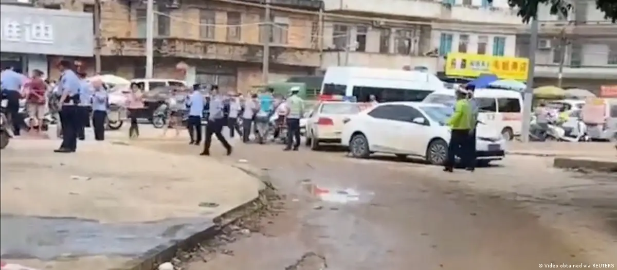 Un hombre con un cuchillo dejó al menos seis muertos y un herido tras atacar en un jardín infantil en la localidad china de Lianjiang, en la provincia de Cantón, según la prensa local. https://p.dw.com/p/4TeJD Policía a las afueras de una guardería Lianjiang, tras el ataque de un hombre que portaba un cuchillo, con el que atacó a varios menores y adultos. Un hombre llegó a una guardería Lianjiang portando un cuchillo, con el que atacó a varios menores y adultos.Imagen: Video obtained via REUTERS PUBLICIDAD Según el diario The Paper, que cita testimonios de residentes locales, un hombre llegó a una guardería portando un cuchillo, con el que atacó a un niño y dos adultos en la entrada antes de dirigirse hacia el interior. La Policía local se limitó a explicar en un comunicado que un hombre de 25 años apellidado Wu y vecino de la localidad perpetró un "ataque intencionado" a las 7:40 de este lunes 10 de julio de 2023 (23:40 GMT del domingo) y que se encuentra detenido. Las autoridades no facilitaron información sobre la edad o la identidad de las víctimas, aunque según algunos medios locales, no se descarta que figuren niños entre los fallecidos y algunos aseguran que las víctimas son un profesor, dos padres y tres menores. Numerosos ataques similares en los últimos años En los últimos años se han registrado en el país asiático numerosos ataques similares en guarderías y escuelas, que se han saldado con decenas de fallecidos y heridos. Un ataque parecido en una guardería de la provincia de Jiangxi (centro) dejó, en agosto pasado, tres fallecidos y seis heridos. En abril de 2021, un hombre asesinó a dos personas y dejó a otras 16 heridas en un jardín de infancia de la región sureña de Guangxi. "Actos de venganza contra la sociedad" El Ministerio chino de Educación emitió una circular en 2019 en la que reclamaba a todas las escuelas del país que reforzasen la seguridad para impedir a posibles atacantes que accedan a los recintos. Los medios chinos suelen referirse a este tipo de incidentes, entre los que se incluyen algunos atropellamientos contra multitudes, de los que también se han registrado varios en los últimos meses, como "actos de venganza contra la sociedad". Foto: DW.