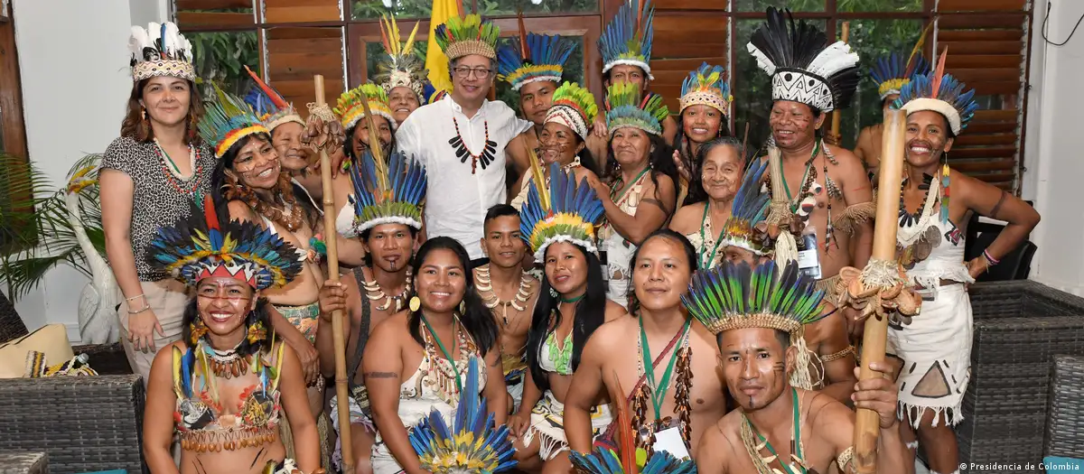 El presidente de Colombia en encuentro con indígenas de la Amazonía en la preparación de la Cumbre de los países de la Amazonía en agosto de 2023. Foto: DW.