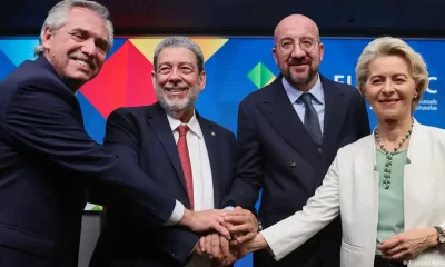 El presidente de Argentina, Alberto Fernández; Ralph Gonsalves, primer ministro de San Vicente y las Granadinas; el presidente del Consejo de la UE, Charles Michel, y la presidenta de la Comisión Europea, Ursula von der Leyen. Foto: DW.