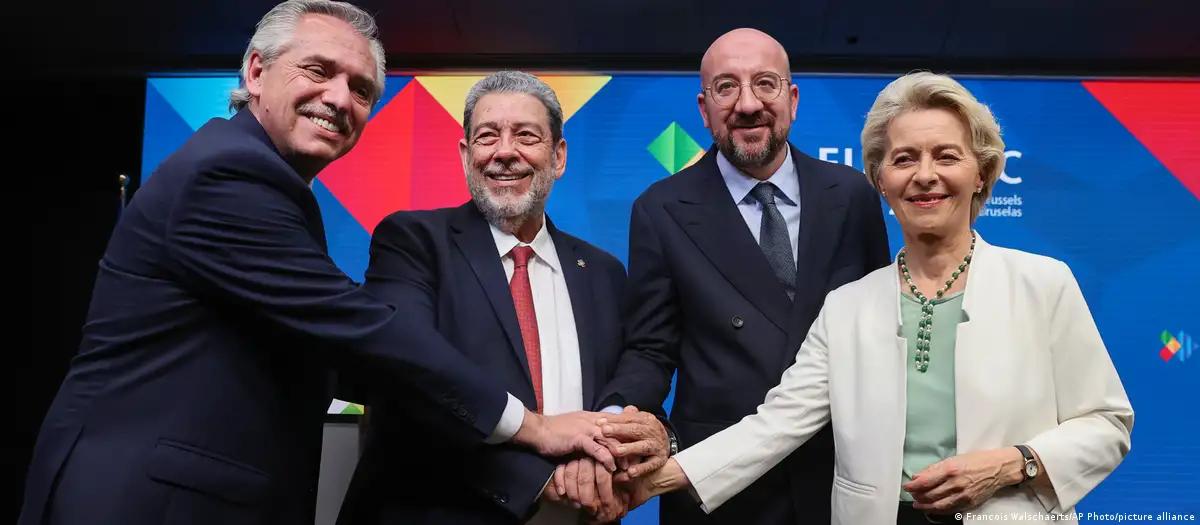 El presidente de Argentina, Alberto Fernández; Ralph Gonsalves, primer ministro de San Vicente y las Granadinas; el presidente del Consejo de la UE, Charles Michel, y la presidenta de la Comisión Europea, Ursula von der Leyen. Foto: DW.