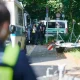 La policía de Berlín reforzó la búsqueda en el suroeste de la capital de un "gran felino en libertad", según los servicios de protección civil, y al que medios locales creen que es una "leona". https://p.dw.com/p/4UDA1 Patrullas de la Policía y de expertos en animales salvajes buscan en Berlín lo que se supone que es una "leona" Patrullas de la Policía y de expertos en animales salvajes buscan lo que se cree que es una "leona" en calles y bosques de varias localidades al sur de BerlínImagen: Annette Riedl/dpa/picture alliance PUBLICIDAD Una portavoz de la policía, Beate Ostertag, declaró a la prensa local que se continuará la búsqueda "hasta que se encuentre al animal", después de que durante la pasada noche se mantuviera con empleo de drones y de que los servicios de seguridad indicaran que no existe confirmación de qué tipo de animal se puede tratar. "Esto no puede durar días", manifestó por su parte el alcalde del distrito de Kleinmachnow, uno de los afectados por la acción de búsqueda. En redes sociales se distribuyó un vídeo que de momento es la única prueba publicada y en la que parece apreciarse un gran animal en una zona boscosa. El vídeo es una grabación hecha con un teléfono móvil por un testigo y, según la policía, dos agentes de este cuerpo de seguridad también vieron al animal. Helicópteros, personal y vehículos todoterreno La búsqueda con helicópteros y policía comenzó el jueves después de conocerse ese vídeo y testimonios de residentes, aunque no existe información de que falten leones en zoológicos y otros recintos con animales en los alrededores de Berlín. Medios locales indican que en la búsqueda se utilizó además un pequeño vehículo blindado todoterreno de los comandos de intervención especial (SEK). La policía de Brandeburgo fue la que inicialmente pidió a la población de las zonas afectadas que no abandonaran sus hogares y los bomberos de Berlín por su parte solicitaron que no se deje salir al exterior a los animales domésticos mientras dure la alerta. El servicio federal de protección civil también comunicó la alerta, que circunscribió inicialmente a distritos del suroeste de Berlín como Zehlendorf, Steglitz, Tempelhof, Kleinmachnow, Marienfelde, Buckow y Rudow. Los responsables de la vecina Potsdam también han alertado a la población por la cercanía con la zona de búsqueda. Foto: DW.