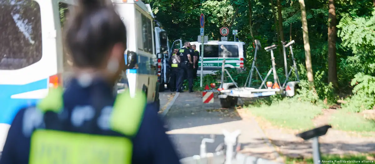 La policía de Berlín reforzó la búsqueda en el suroeste de la capital de un "gran felino en libertad", según los servicios de protección civil, y al que medios locales creen que es una "leona". https://p.dw.com/p/4UDA1 Patrullas de la Policía y de expertos en animales salvajes buscan en Berlín lo que se supone que es una "leona" Patrullas de la Policía y de expertos en animales salvajes buscan lo que se cree que es una "leona" en calles y bosques de varias localidades al sur de BerlínImagen: Annette Riedl/dpa/picture alliance PUBLICIDAD Una portavoz de la policía, Beate Ostertag, declaró a la prensa local que se continuará la búsqueda "hasta que se encuentre al animal", después de que durante la pasada noche se mantuviera con empleo de drones y de que los servicios de seguridad indicaran que no existe confirmación de qué tipo de animal se puede tratar. "Esto no puede durar días", manifestó por su parte el alcalde del distrito de Kleinmachnow, uno de los afectados por la acción de búsqueda. En redes sociales se distribuyó un vídeo que de momento es la única prueba publicada y en la que parece apreciarse un gran animal en una zona boscosa. El vídeo es una grabación hecha con un teléfono móvil por un testigo y, según la policía, dos agentes de este cuerpo de seguridad también vieron al animal. Helicópteros, personal y vehículos todoterreno La búsqueda con helicópteros y policía comenzó el jueves después de conocerse ese vídeo y testimonios de residentes, aunque no existe información de que falten leones en zoológicos y otros recintos con animales en los alrededores de Berlín. Medios locales indican que en la búsqueda se utilizó además un pequeño vehículo blindado todoterreno de los comandos de intervención especial (SEK). La policía de Brandeburgo fue la que inicialmente pidió a la población de las zonas afectadas que no abandonaran sus hogares y los bomberos de Berlín por su parte solicitaron que no se deje salir al exterior a los animales domésticos mientras dure la alerta. El servicio federal de protección civil también comunicó la alerta, que circunscribió inicialmente a distritos del suroeste de Berlín como Zehlendorf, Steglitz, Tempelhof, Kleinmachnow, Marienfelde, Buckow y Rudow. Los responsables de la vecina Potsdam también han alertado a la población por la cercanía con la zona de búsqueda. Foto: DW.