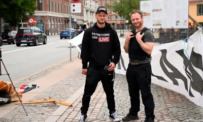 Activistas de "Patriotas Daneses" frente a la embajada de Irán en Copenhague. Foto: DW.