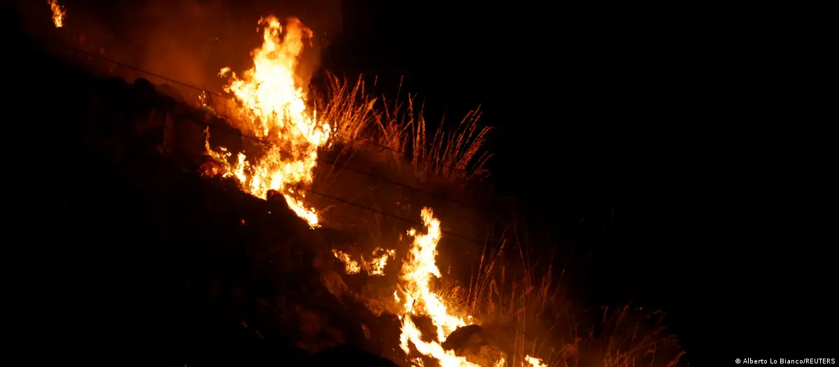 El fuego devora una ladera en Sicilia. Foto: DW.