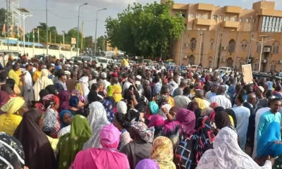 Nigerinos arremolinados frente al palacio presidencial, donde continúa retenido el presidente recién derrocado. Foto:DW.