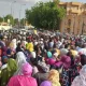 Nigerinos arremolinados frente al palacio presidencial, donde continúa retenido el presidente recién derrocado. Foto:DW.