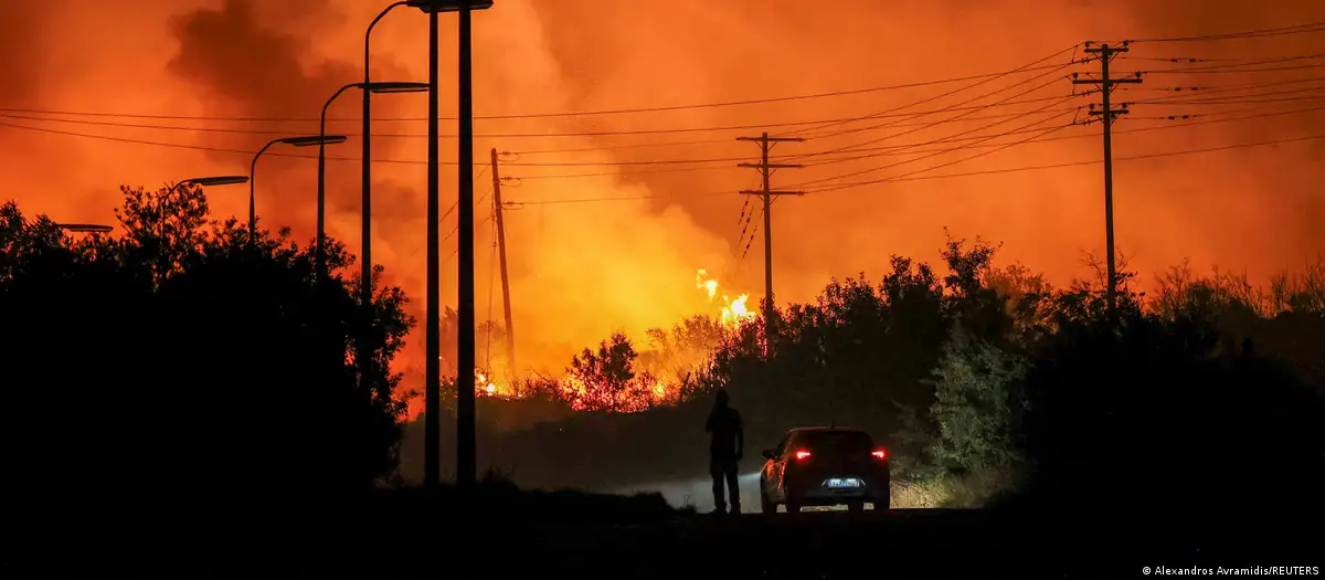 Incendios arrasan con la zona industrial de Volos, en Grecia.. Foto: DW.