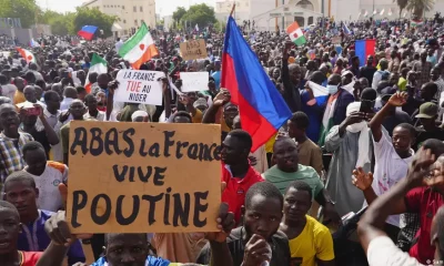 Miles de manifestantes muestran su apoyo al presidente ruso, Vladimir Putin, durante las protestas de este domingo en Niamey, capital de Níger. Foto: DW.