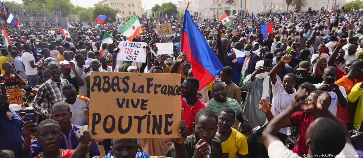 Miles de manifestantes muestran su apoyo al presidente ruso, Vladimir Putin, durante las protestas de este domingo en Niamey, capital de Níger. Foto: DW.