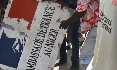 Manifestantes quemaron banderas de Francia y atacaron su embajada en la capital de Níger. Foto. DW.