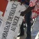 Manifestantes quemaron banderas de Francia y atacaron su embajada en la capital de Níger. Foto. DW.