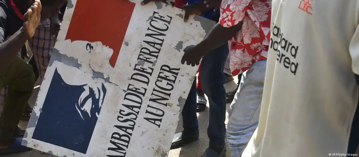 Manifestantes quemaron banderas de Francia y atacaron su embajada en la capital de Níger. Foto. DW.