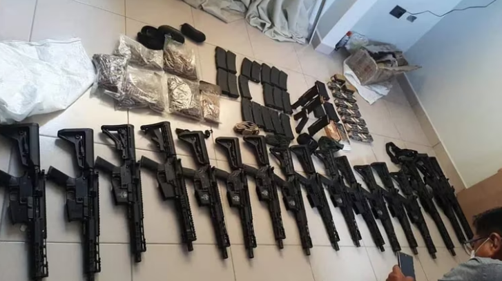 Armas incautadas en la mansión de Marset en Bolivia. Foto: Infobae.