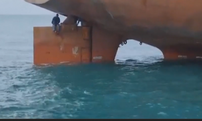 Migrantes viajaron en el timón de un barco. Foto: Captura de video.