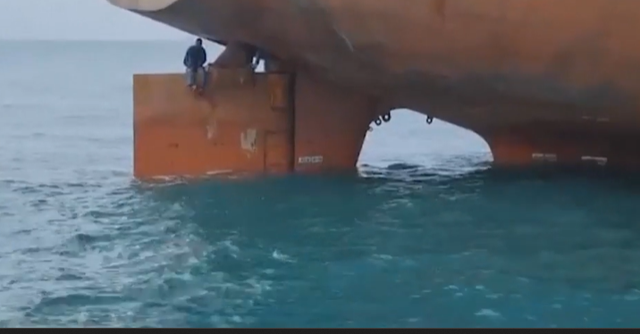 Migrantes viajaron en el timón de un barco. Foto: Captura de video.