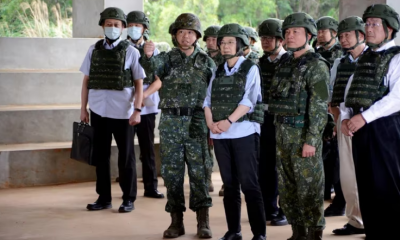 La presidente de Taiwán, Tsai Ing-wen, inspecciona una base de entrenamiento militares. Foto: Infobae.