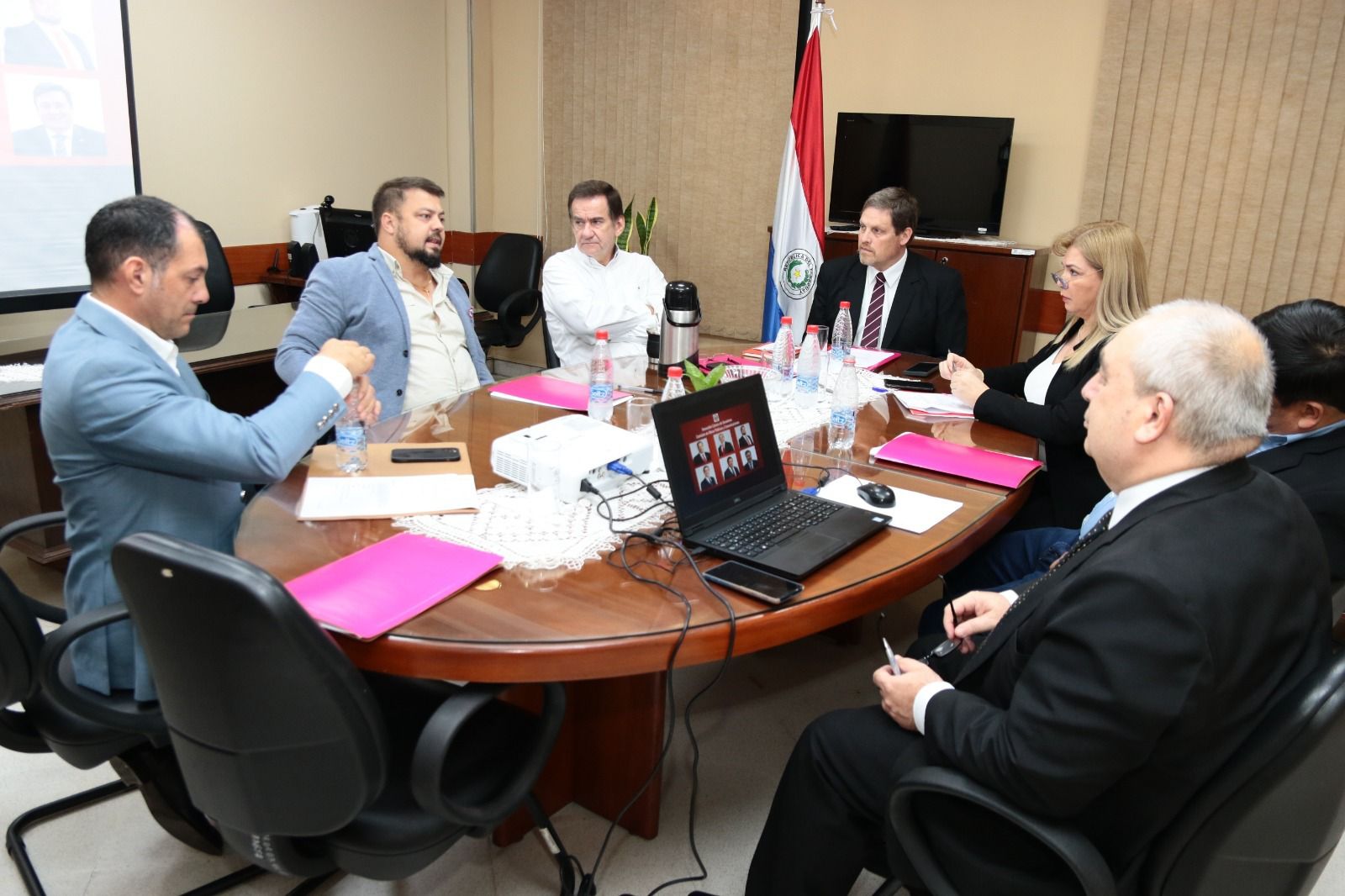 Senador Colym Soroka se retiró de la reunión de la Comisión de Obras. Foto: Gentileza.