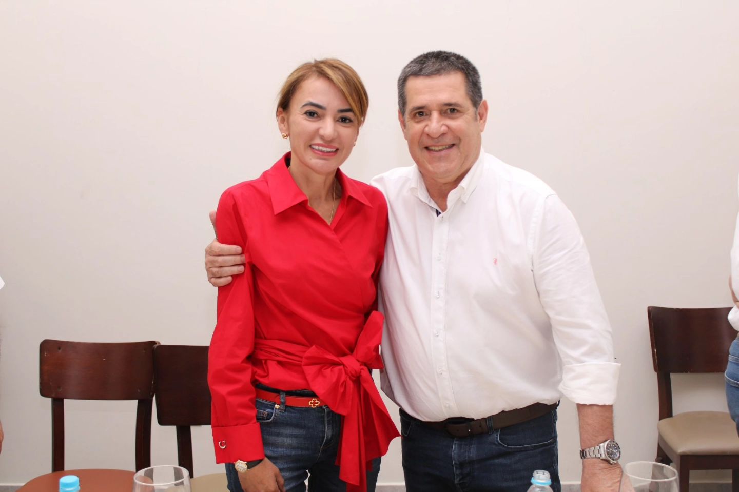 La diputada Virina Villanueva con el líder de su movimiento, Horacio Cartes, con quien prometía luchar contra el analfabetismo. Foto: Gentileza.