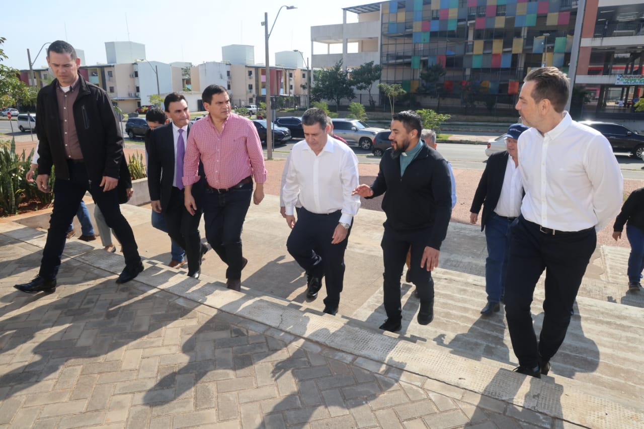 Horacio Cartes visitó el barrio San Francisco. Foto: Gentileza.