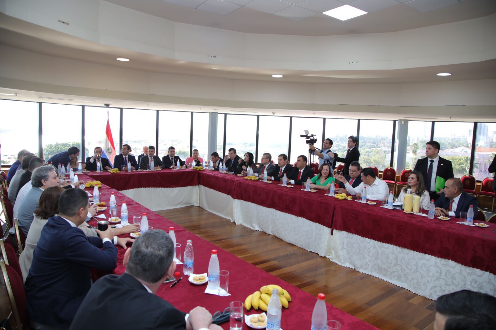 Reunión de legisladores con Santiago Peña y Pedro Alliana. Foto: Gentileza.