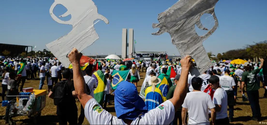 Durante el gobierno de Bolsonaro el número de armas de fuego y municiones en manos de civiles casi se triplicó. Foto: DW.