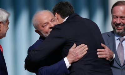 El presidente electo, Santiago Peña se fundió en un abrazo con su futuro homólogo brasileño, Lula da Silva, tras el encuentro realizado el viernes. Foto: Gentileza.