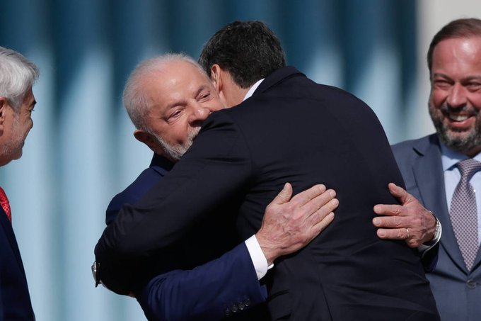 El presidente electo, Santiago Peña se fundió en un abrazo con su futuro homólogo brasileño, Lula da Silva, tras el encuentro realizado el viernes. Foto: Gentileza.