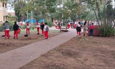 Alumnos no pueden ingresar al colegio. Foto: Radio Uno.