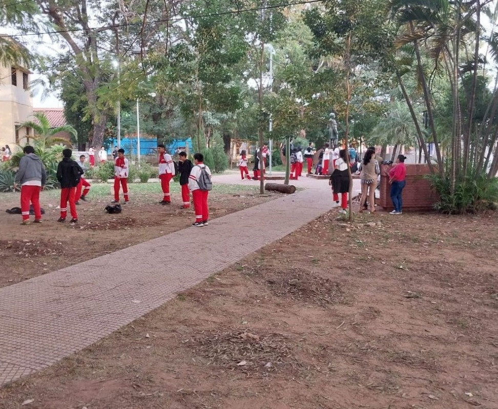 Alumnos no pueden ingresar al colegio. Foto: Radio Uno.