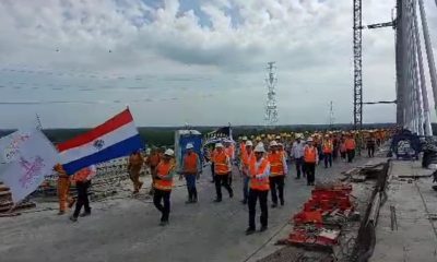 Trabajadores celebraron unión física del Puente Héroes del Chaco siendo los primeros en cruzar a pie. Foto: MOPC.