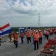 Trabajadores celebraron unión física del Puente Héroes del Chaco siendo los primeros en cruzar a pie. Foto: MOPC.