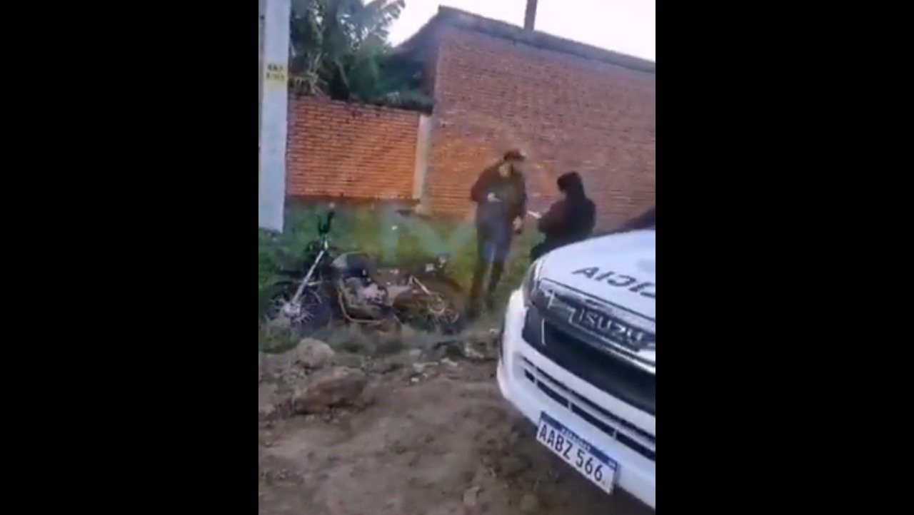 Delincuentes se alzaron con una motocicleta y fueron ajusticiados. Foto: captura Monumental.