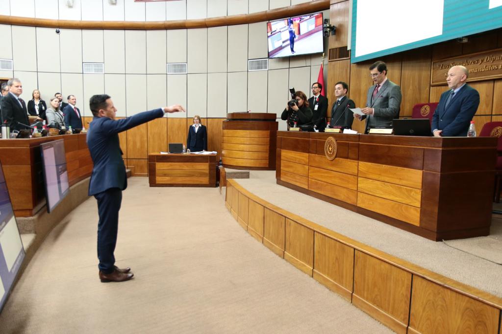 Javier Vera, alias Chaqueñito juró como senador. Foto: Gentileza.