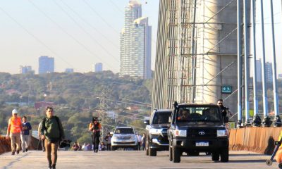 l presidente Mario Abdo Benítez cruzó el puente junto a su esposa Silvana López Moreira. Foto: MOPC.