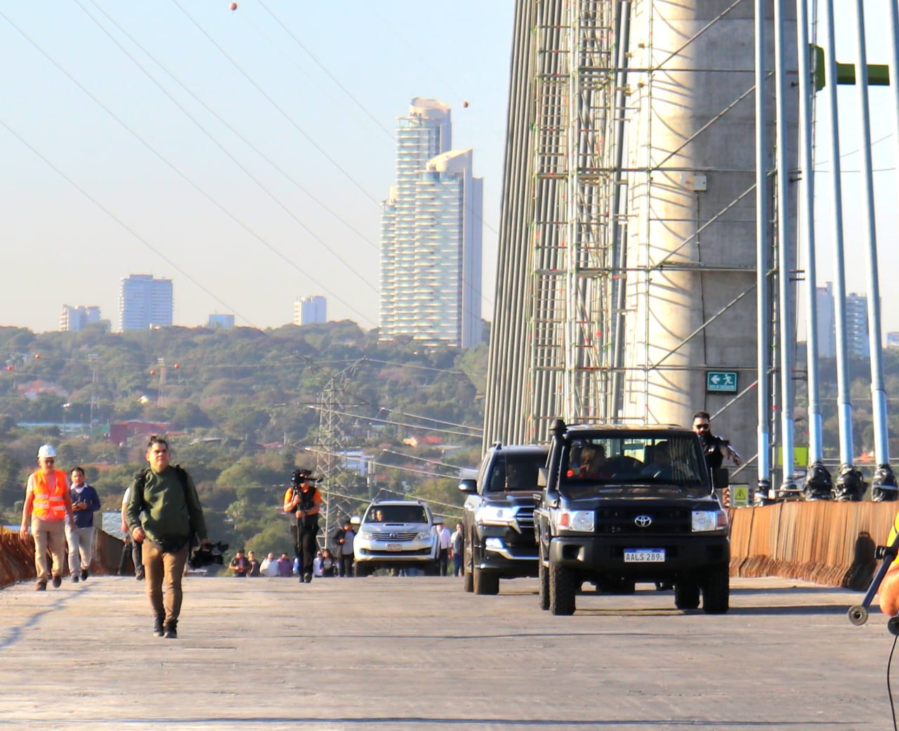 l presidente Mario Abdo Benítez cruzó el puente junto a su esposa Silvana López Moreira. Foto: MOPC.