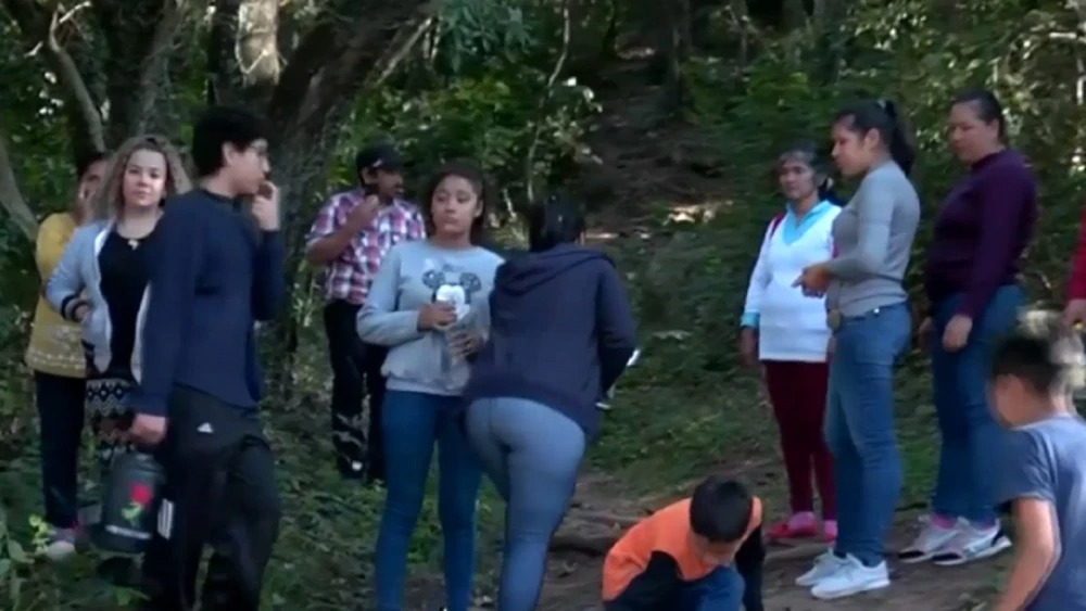 Familiares y amigos en le Cerro Cristo Rey. Foto: R. 1000 AM.