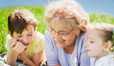 Abuela con su nieta. Imagen de referencia.