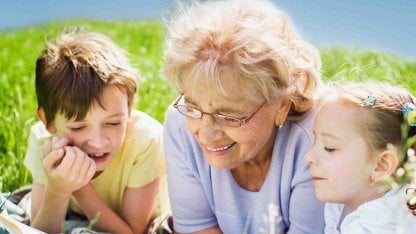 Abuela con su nieta. Imagen de referencia.