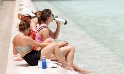 Varios turistas intentan refrescarse en la Ciudad de las Artes y las Ciencias durante la ola de calor en Valencia, España. Foto: Infobae.