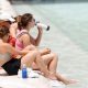 Varios turistas intentan refrescarse en la Ciudad de las Artes y las Ciencias durante la ola de calor en Valencia, España. Foto: Infobae.