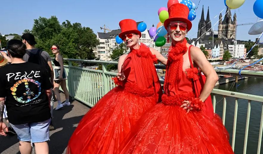 Bajo un calor sofocante, más de un millón de personas celebraron este domingo el Christopher Street Day en Colonia. Foto: DW.